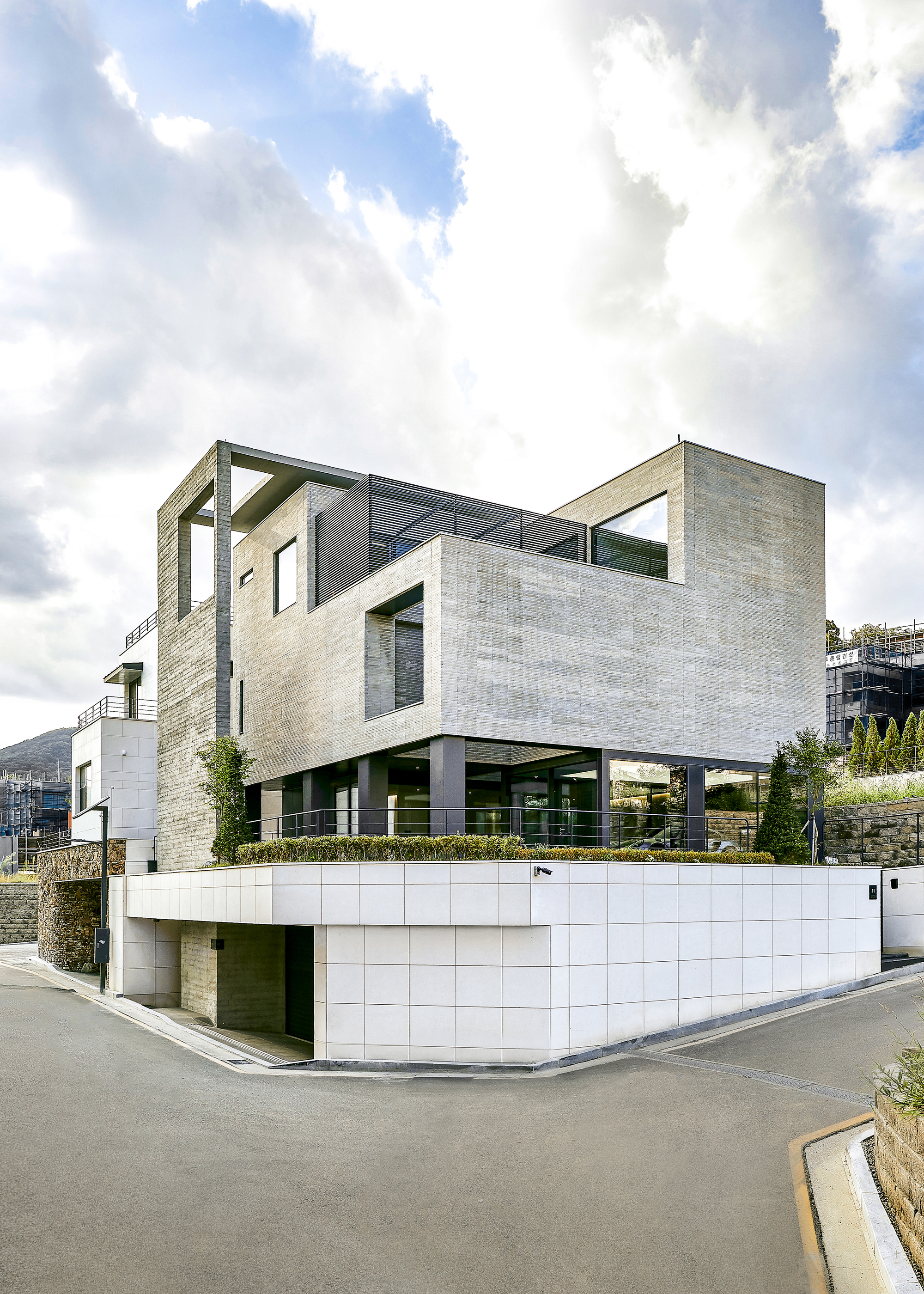 Turning Cube House / A'DUS [Architectural Designer Cluster]-39
