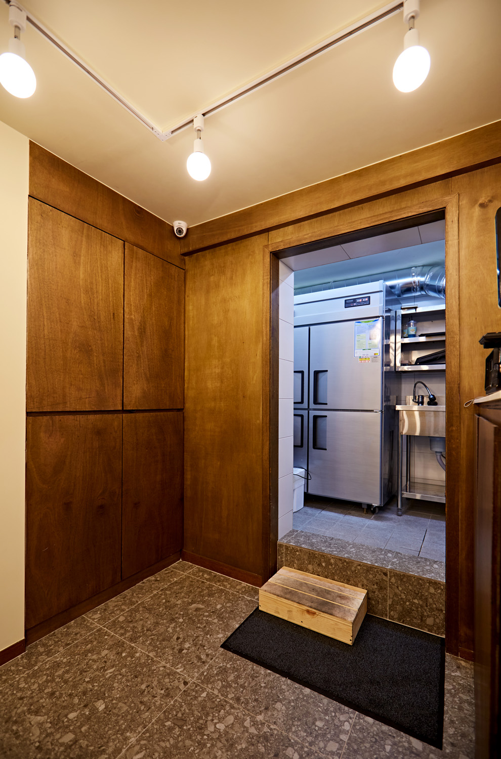 12 平米小空间的温暖木质卧室设计-14