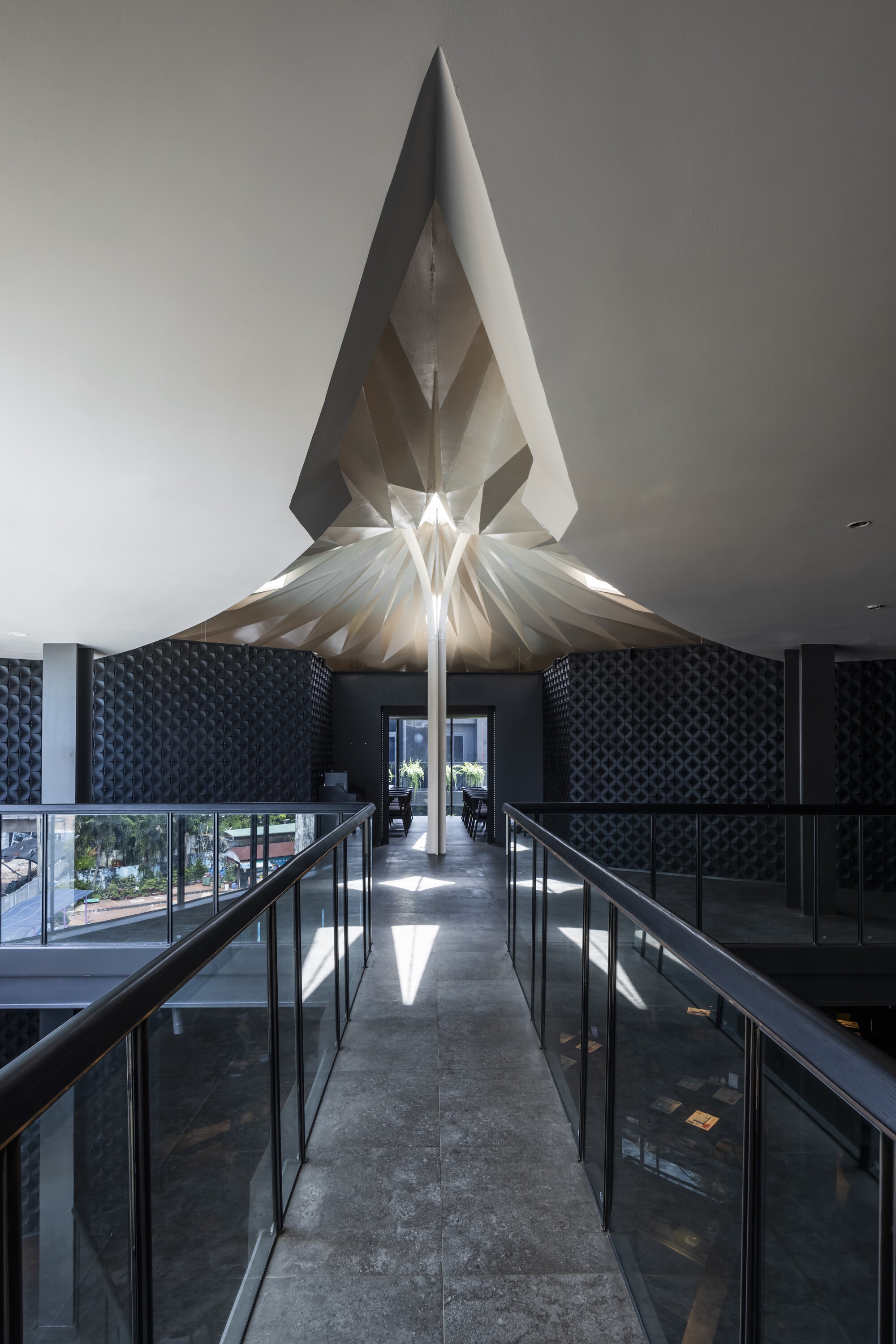 Urban Sparkle for Hokkaido Sachi Restaurant Thao Dien  / Takashi Niwa Architects-22