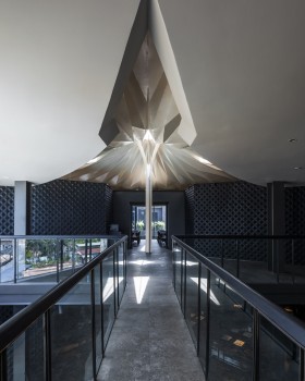 Urban Sparkle for Hokkaido Sachi Restaurant Thao Dien  / Takashi Niwa Architects