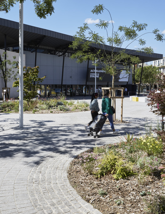 法国 Mantes-la-Jolie 市 Henri Dunant 广场改造,实现行人友好与城市融合-12