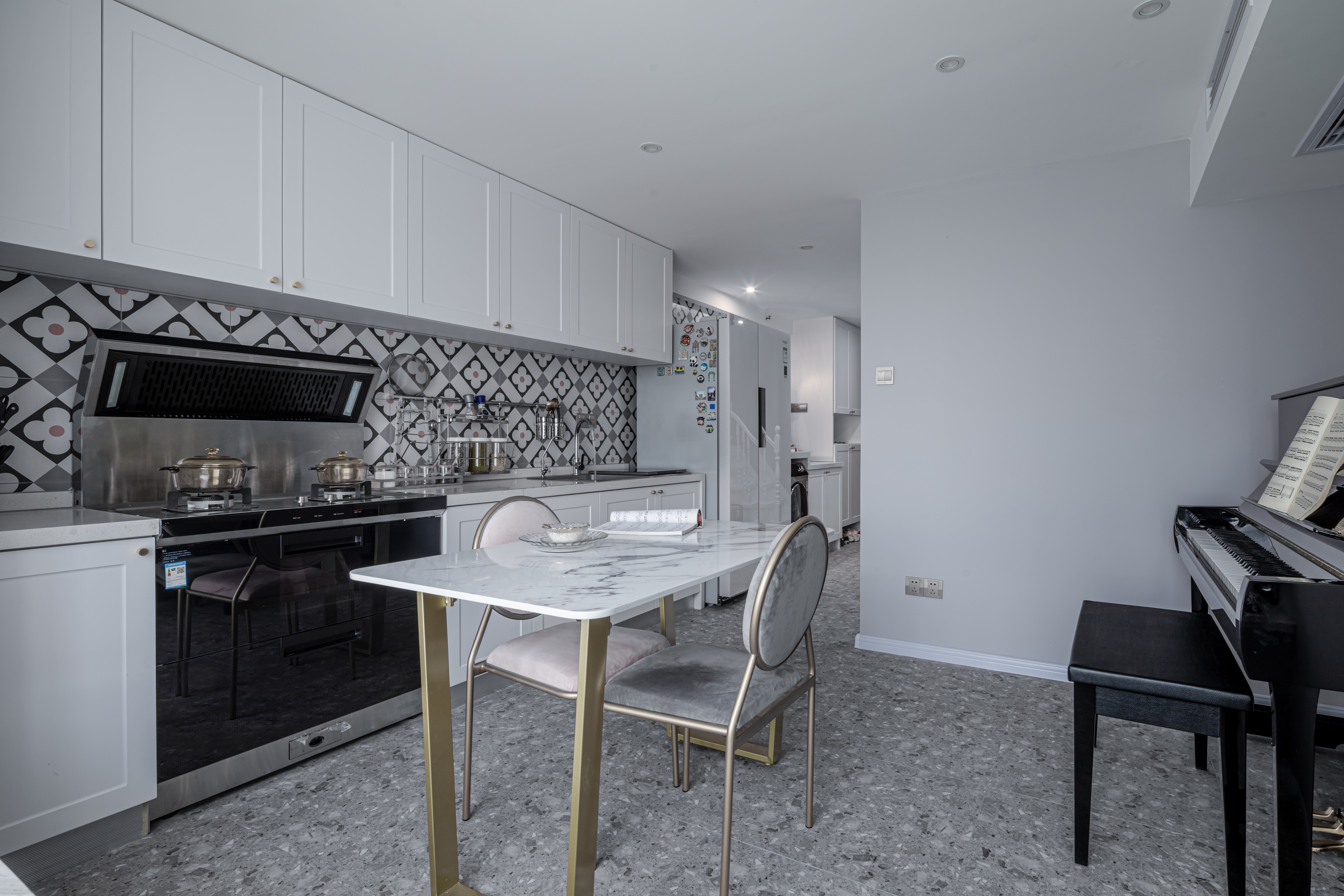 50㎡独居空间,融合琴房、手绘操作台、衣帽间的艺术之家-40