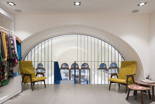 548㎡前莫斯科建筑局改造的时尚商店  LOGIC-20