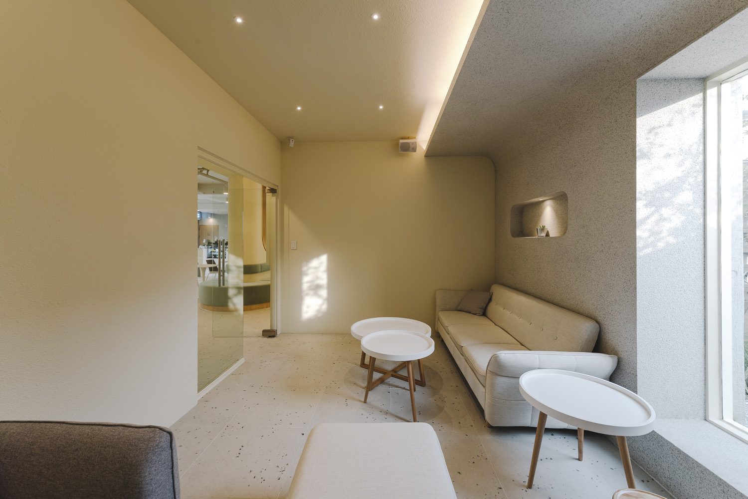 90 平米白色&木纹现代咖啡厅设计-20