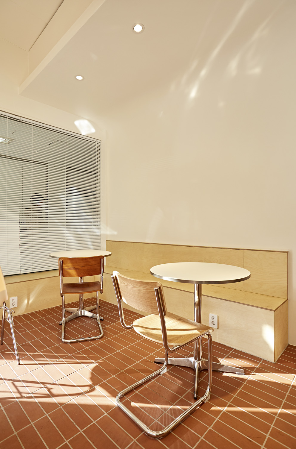 "白色木屋咖啡厅 | 温馨而时尚的设计"-14