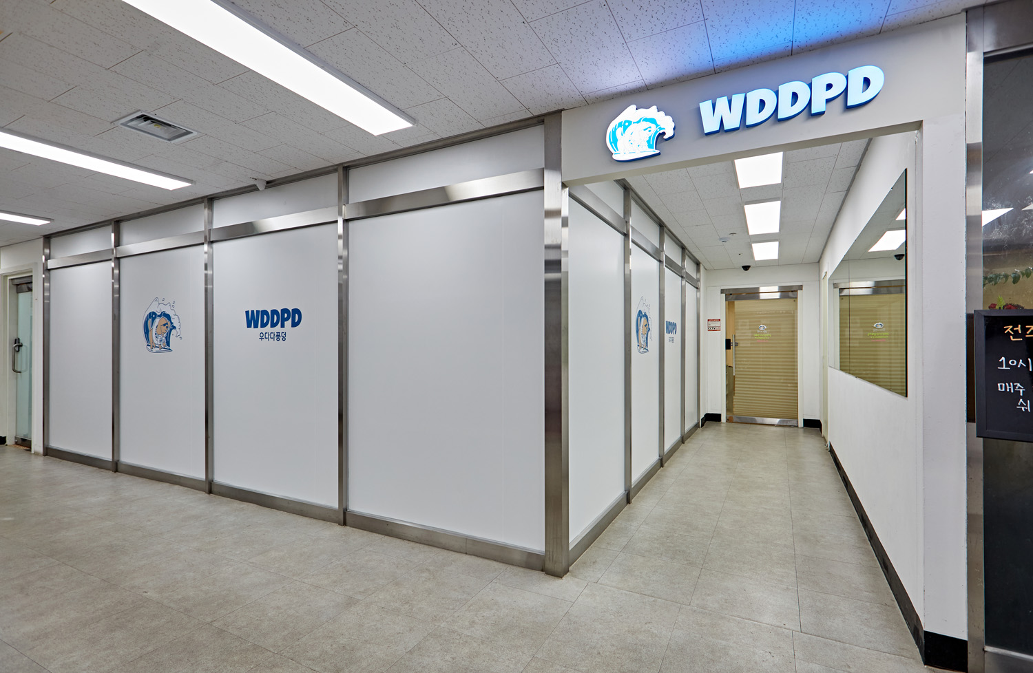 现代简约风格的 32 平米娱乐室设计-13