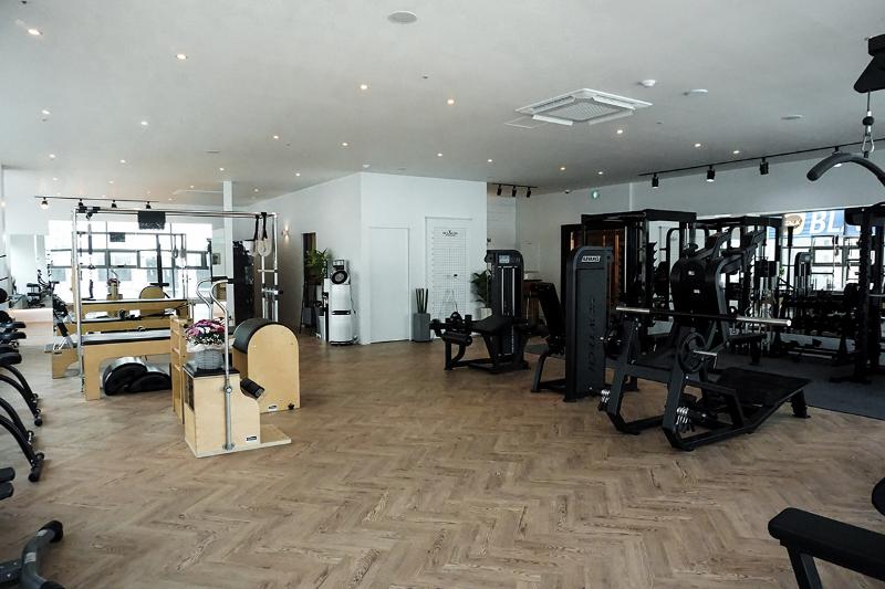 光影塑造的 60 平米个性商铺-4