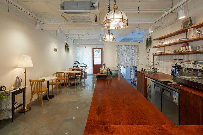 20 平米白色与木质元素咖啡厅设计-7