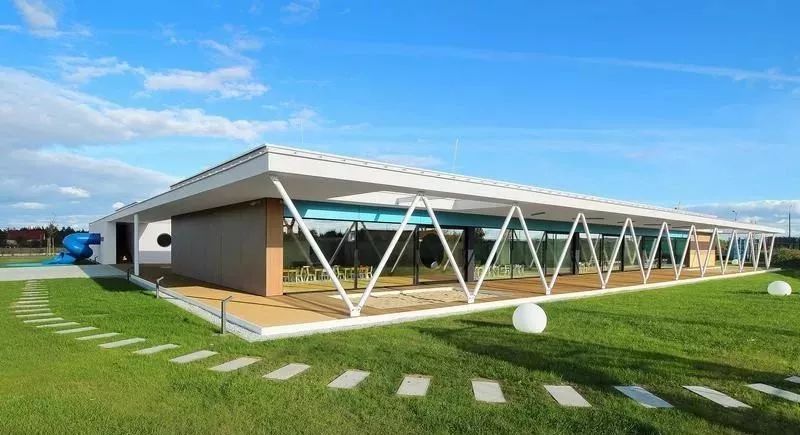 建筑 | 酷！幼儿园H形布局，设计两个庭院-1