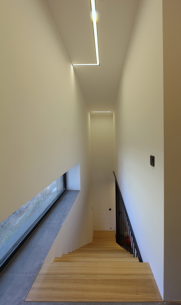 嵌入林地的周末别墅-37