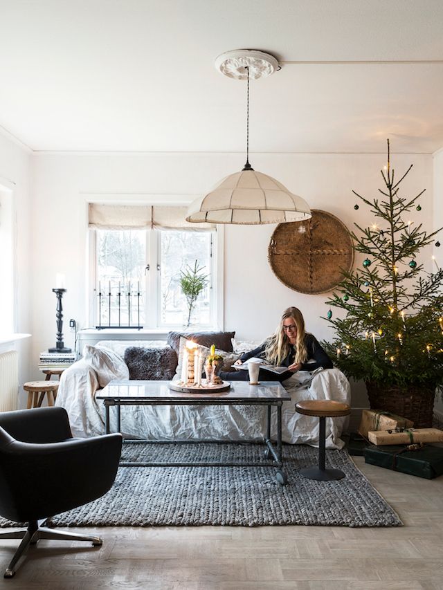 14 Gorgeous Scandinavian Living Rooms Dressed For Christmas-5