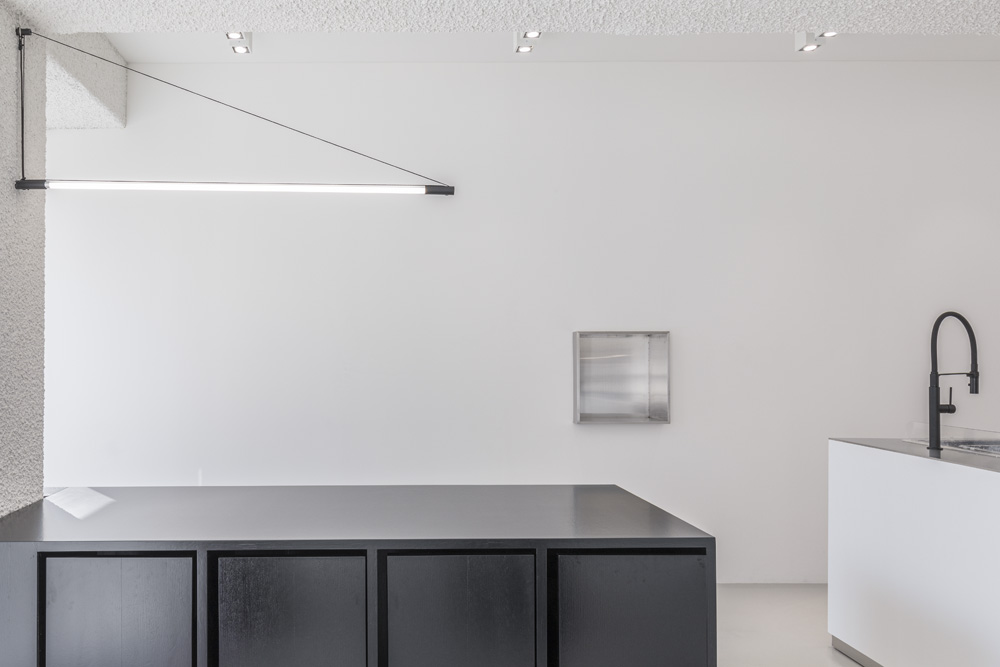 20 平米黑白极简咖啡馆设计，玩转空间魔法-16