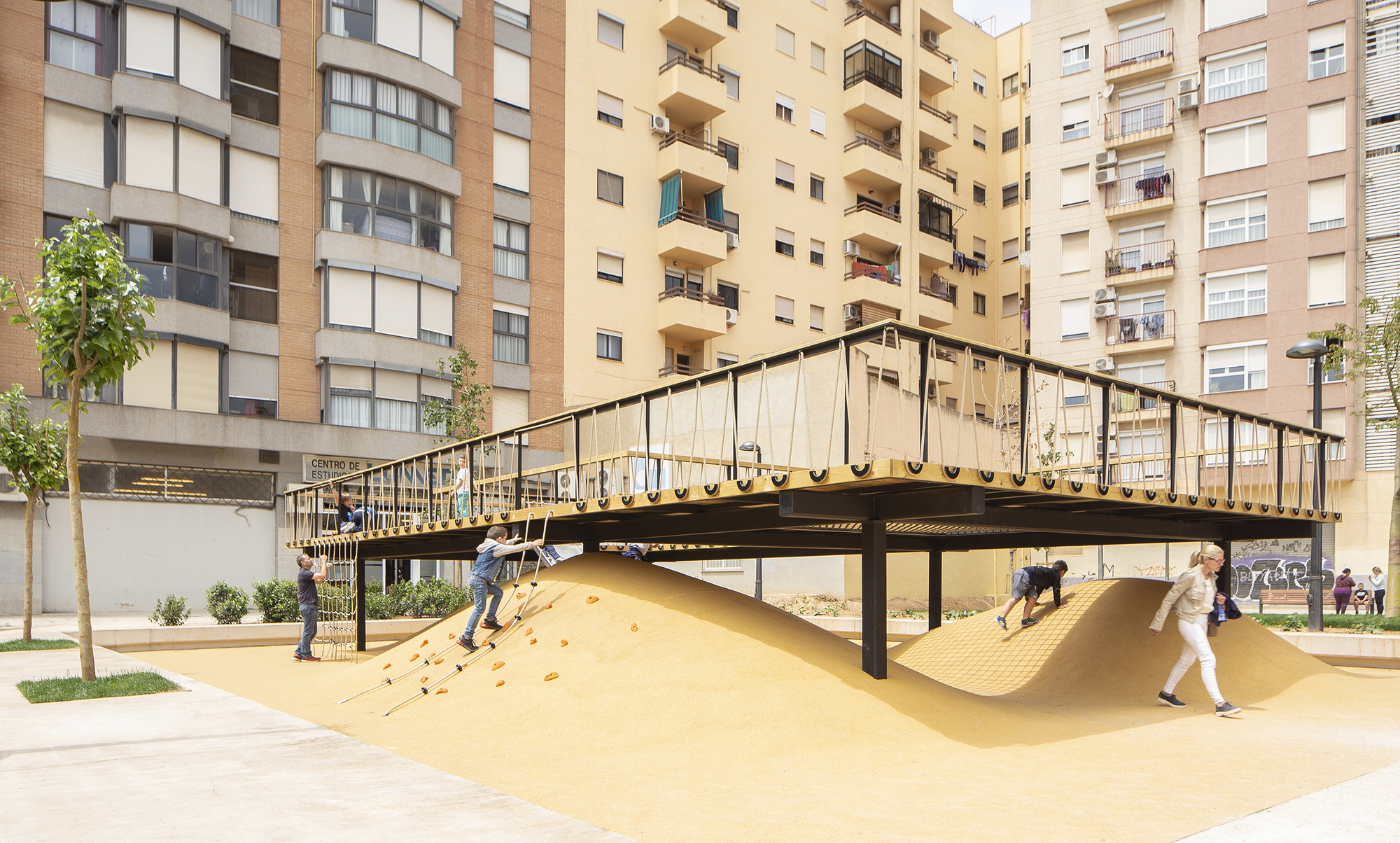 Playground Landscapes at Santa María Mazzarello Square / HDH arquitectos-17