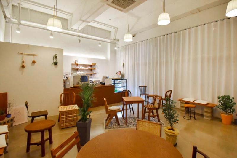 温暖 14 坪的“白色&木质”咖啡馆设计-4