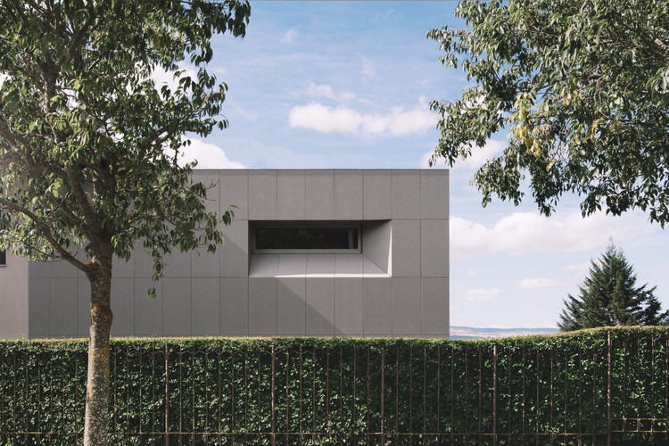 维奥住宅绿色景观中的现代石盒-2