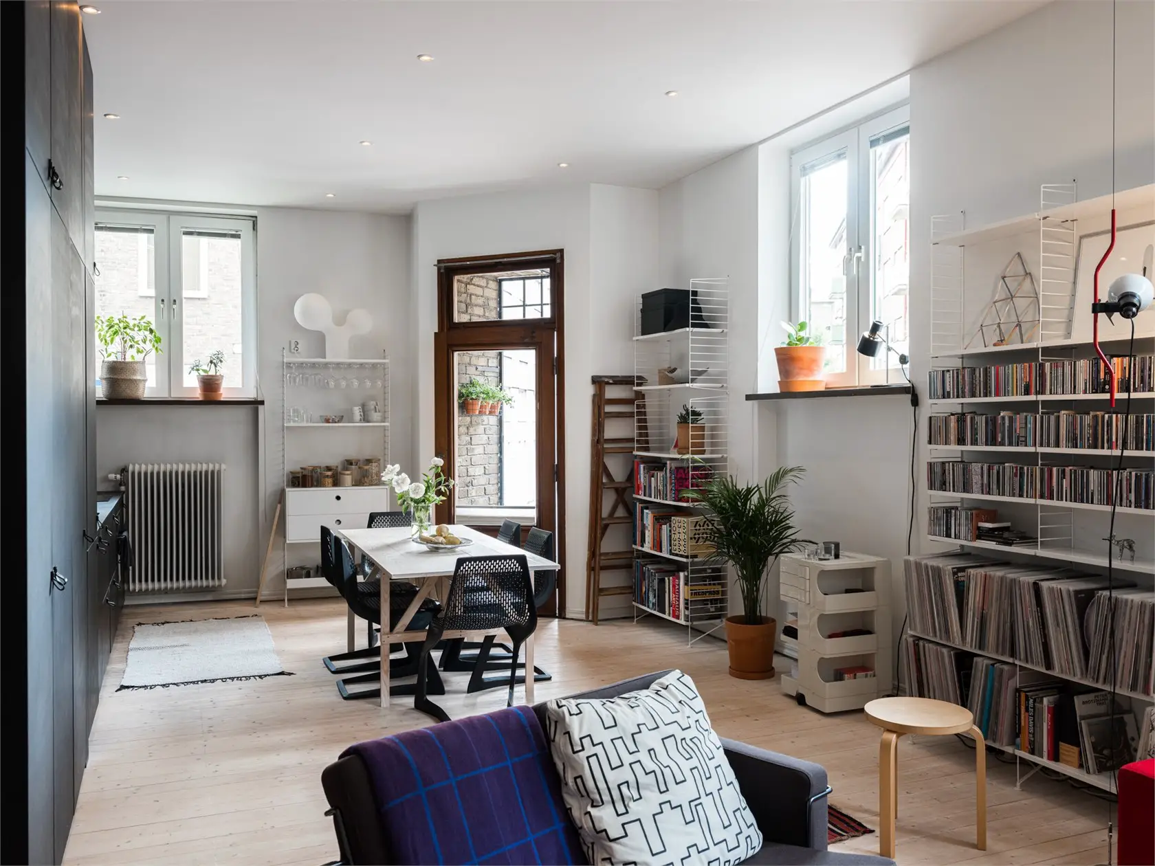 57m2 开放式公寓 | 极简黑厨房设计成为亮点-8