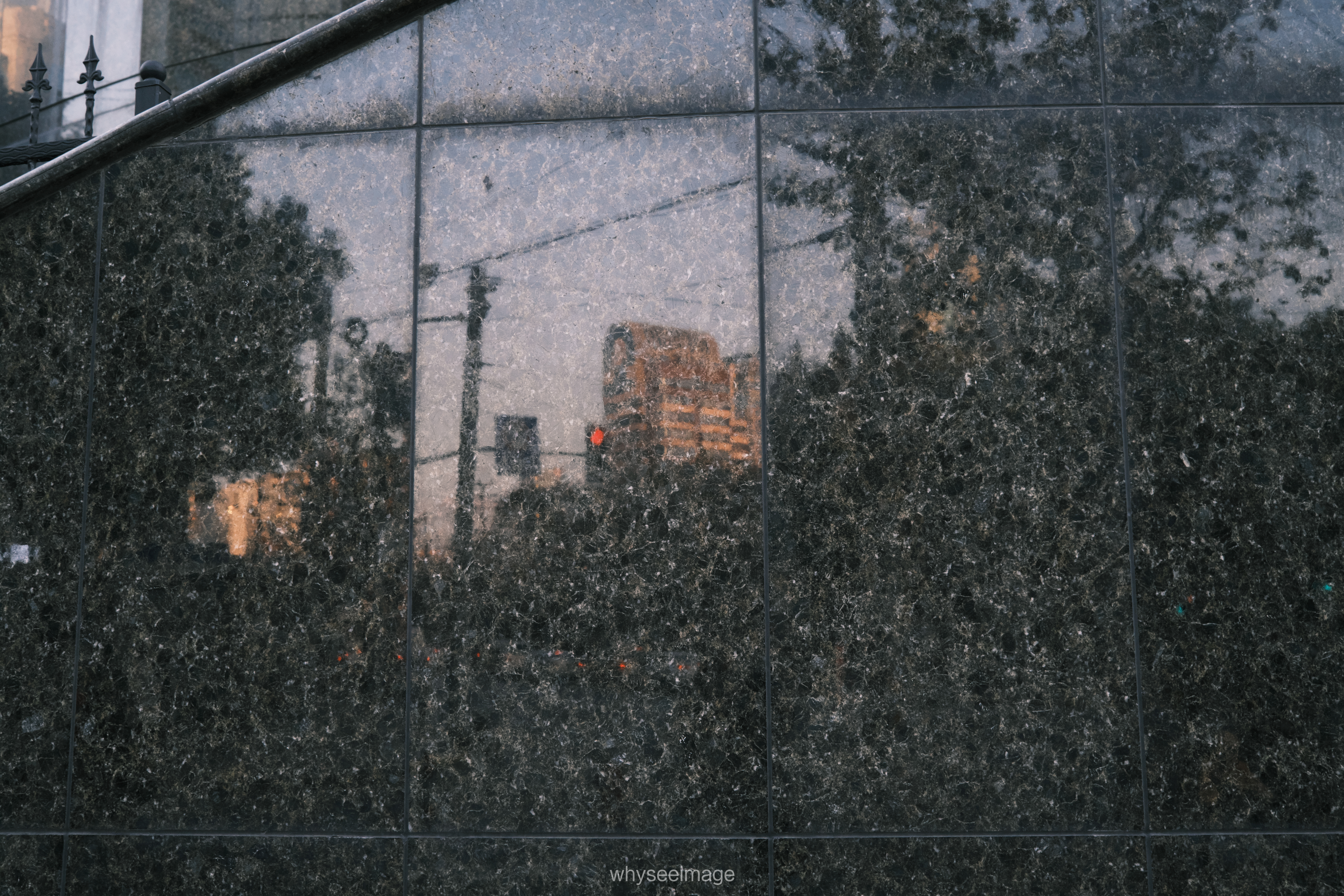 影子躺在地面上 · 不如回到街头丨中国上海丨whyseeimage-54