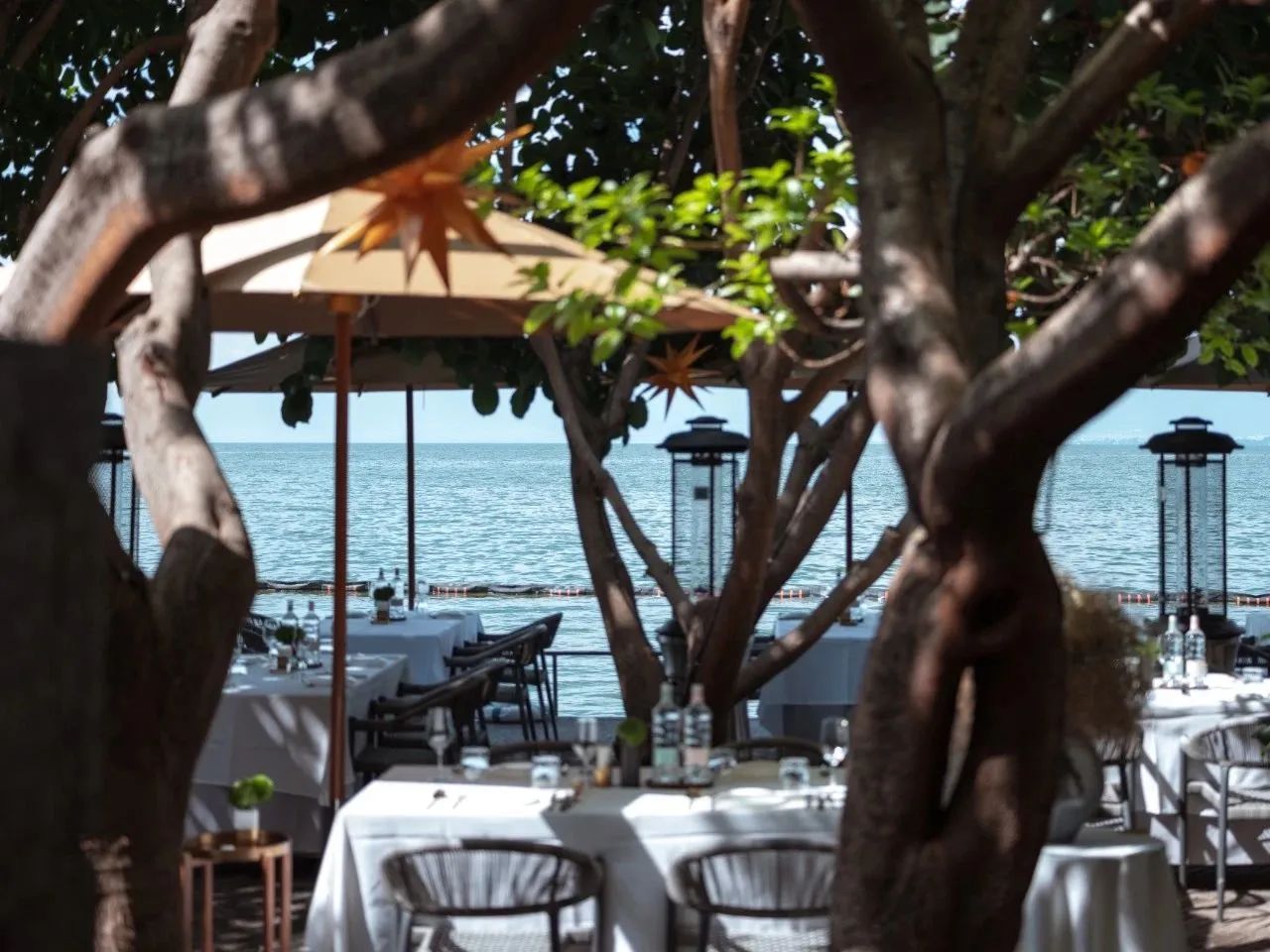 在洱海边爆红后，八旬用12年造伙山酒店，一砖一石皆用情-39