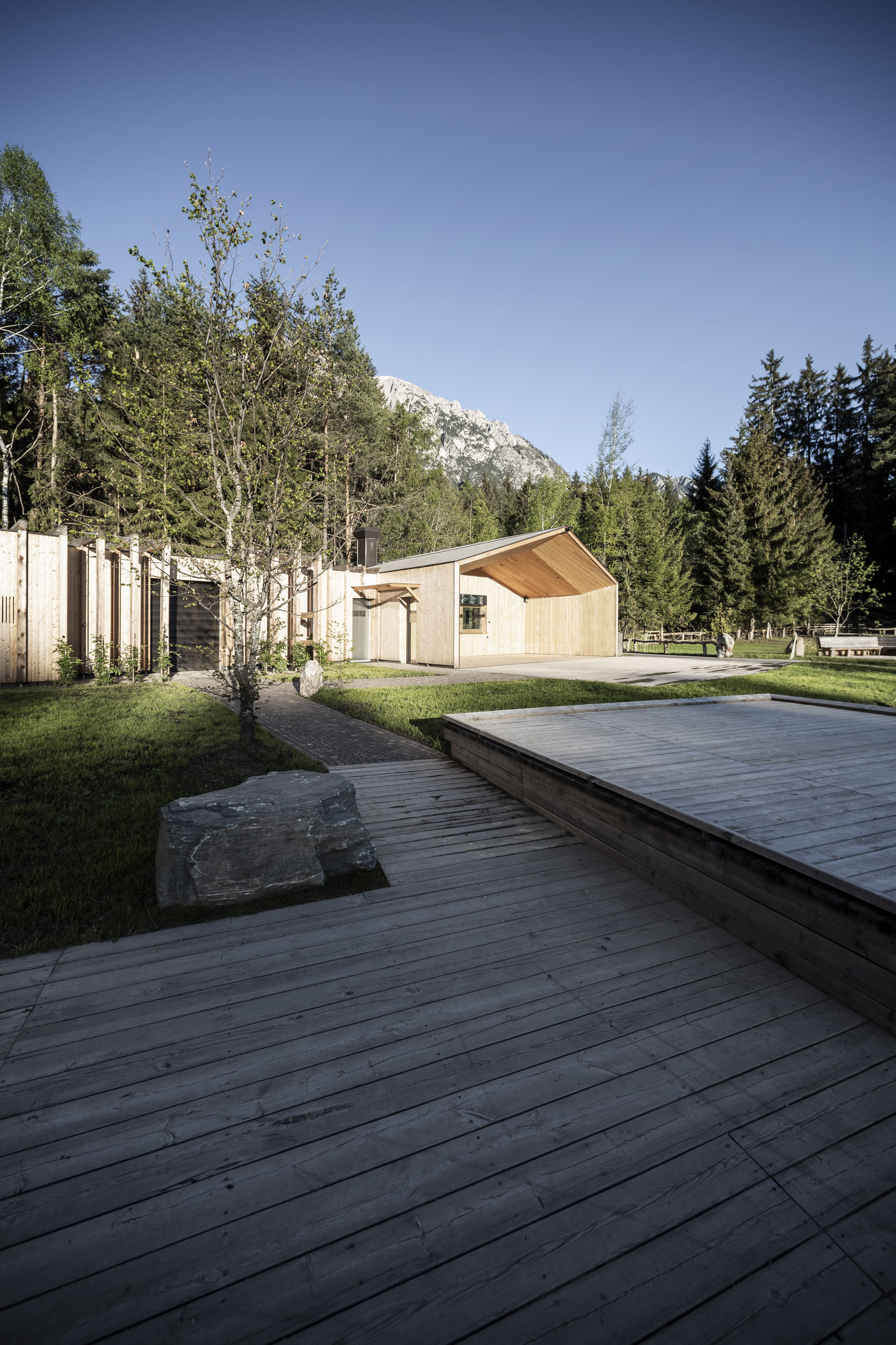 湖边休闲建筑，自然与设计的和谐融合-20