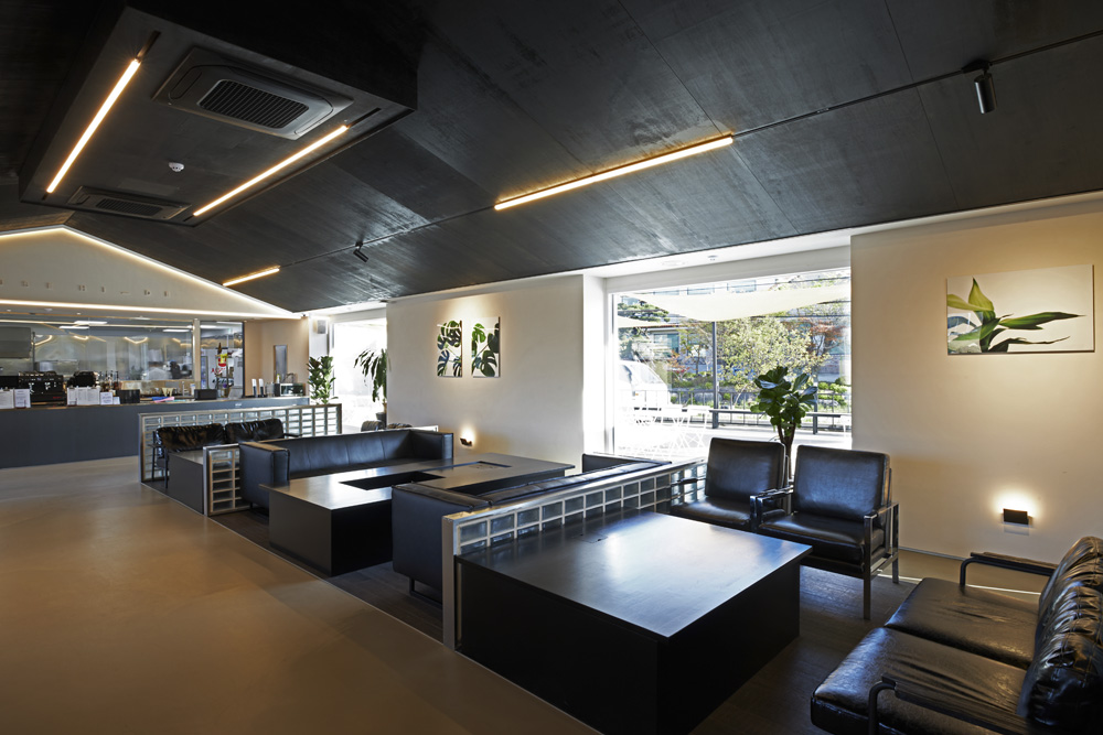 具有现代氛围的两层大型烘焙咖啡馆室内设计专业公司-5