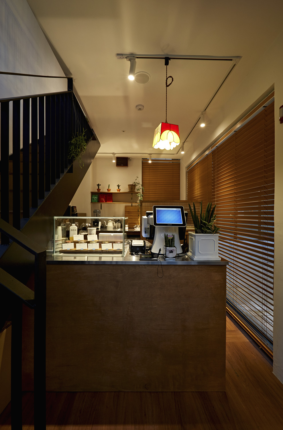 首尔 10 层咖啡厅 | 极简主义的室内设计魅力-5