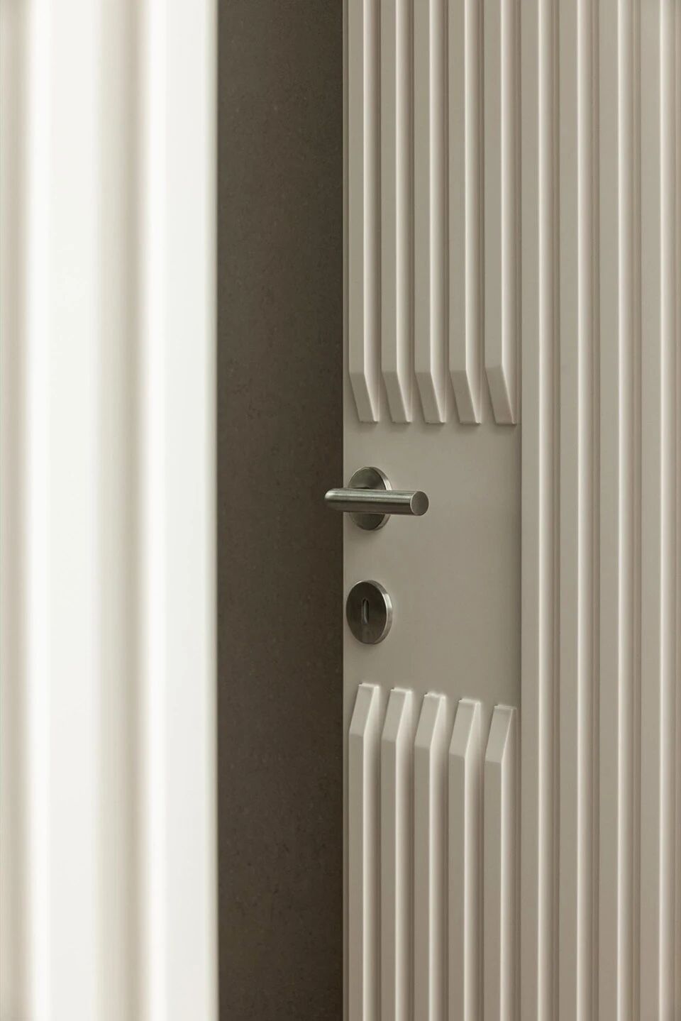 以自然采光与户外空间为核心   极简白色住宅  Arquitetura501-96