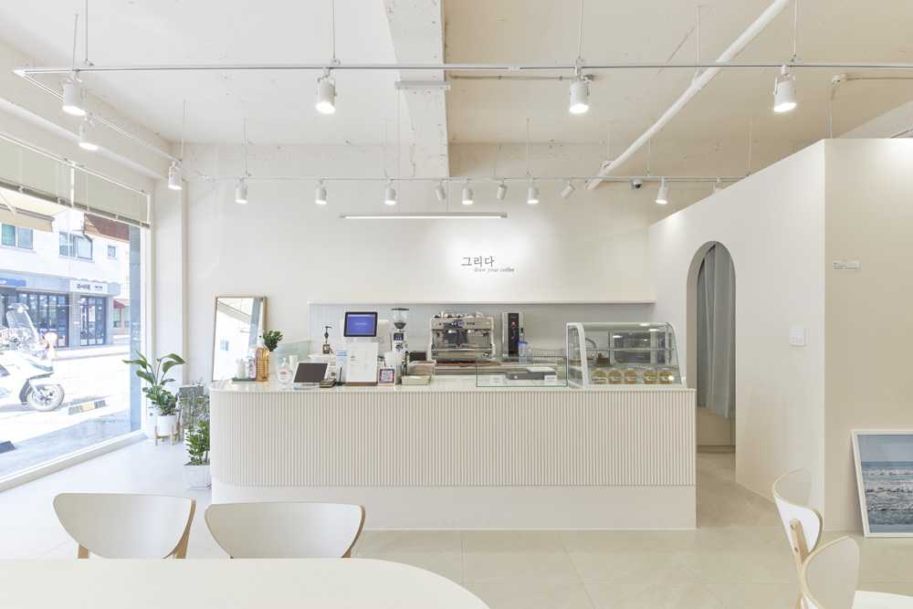 明亮氛围的 22 平米白色与木色调餐厅-6