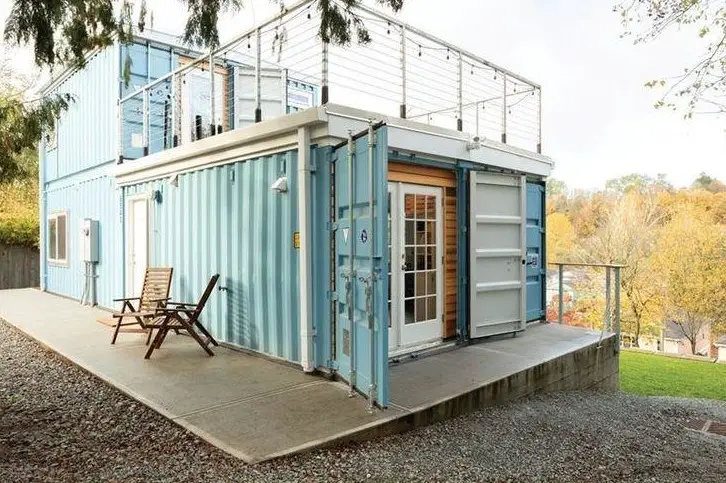 美国女子打造 100m²集装箱房屋，独特设计引人注目-1