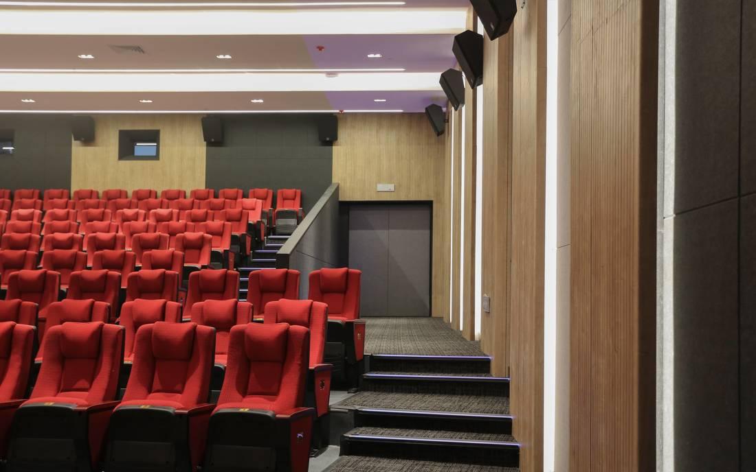 红色精神下的影院设计-8