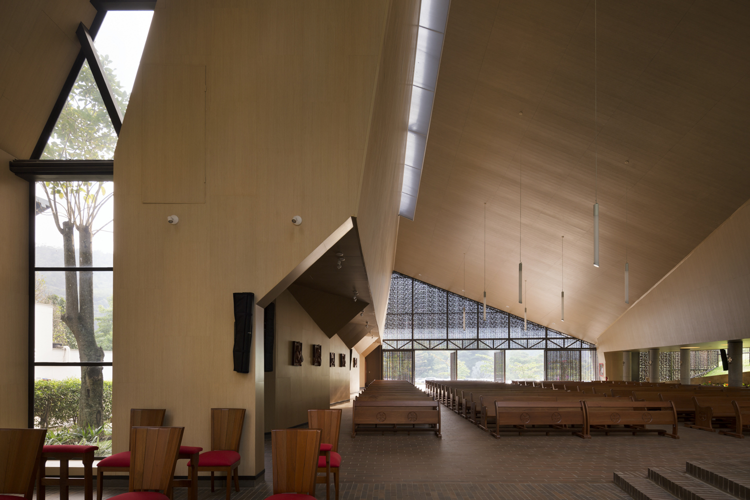 折叠屋顶下的绿意教堂-38