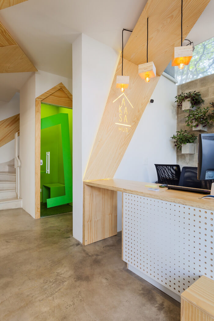 这间水泥办公小楼有个小花园-1