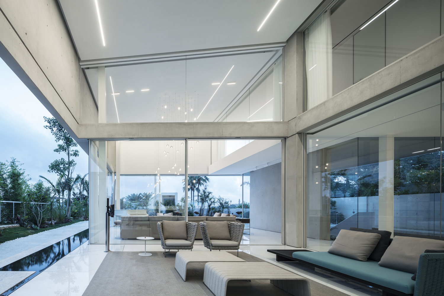 以色列城市中的白色铝制“盒子”-41