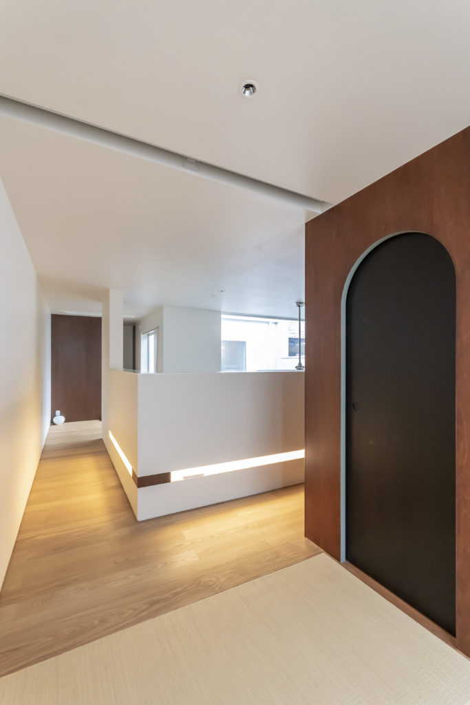 四囲を壁で包んだ家住宅の密集地ながら、静かで落ち着き感のある空間で暮らす | Architecture | 100%LiFE-14