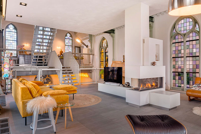 百年教堂变私人住宅，彩色玻璃与圣像的奇幻世界-6