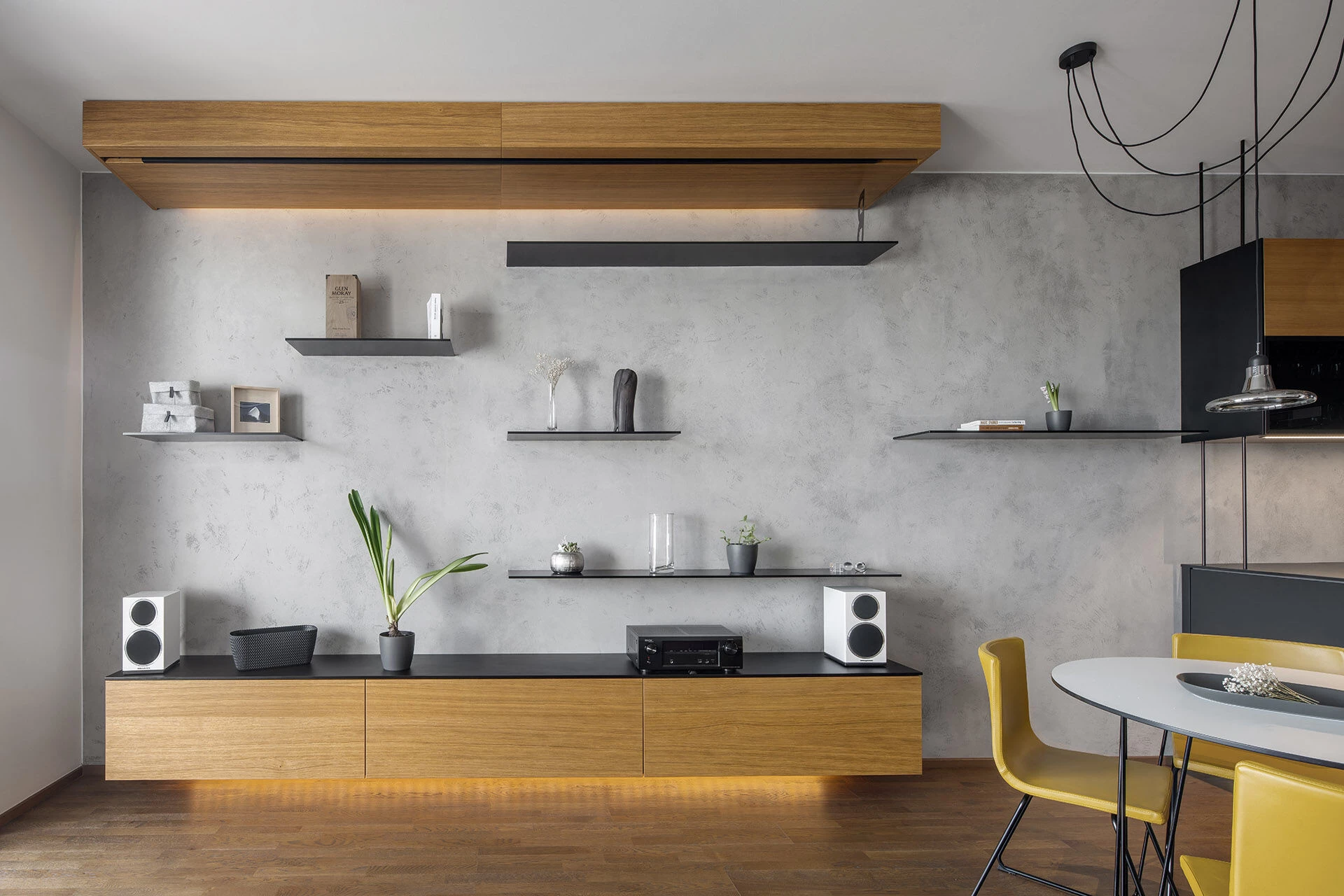 黑金工业风,捷克公寓中的宁静空间-17