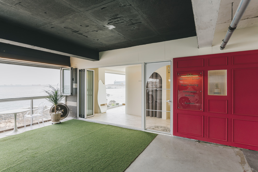 白色与木色迷你别墅设计，16 平米视听室惊艳亮相-3