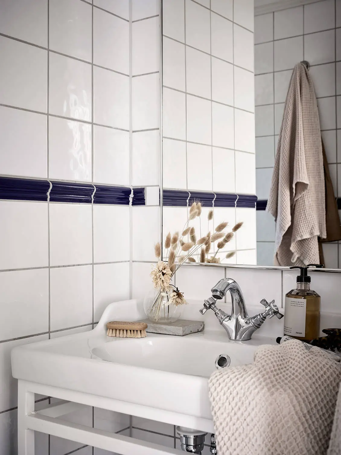 瑞典 19 世纪乡村风情木屋，白色内饰与田园风光完美融合-16