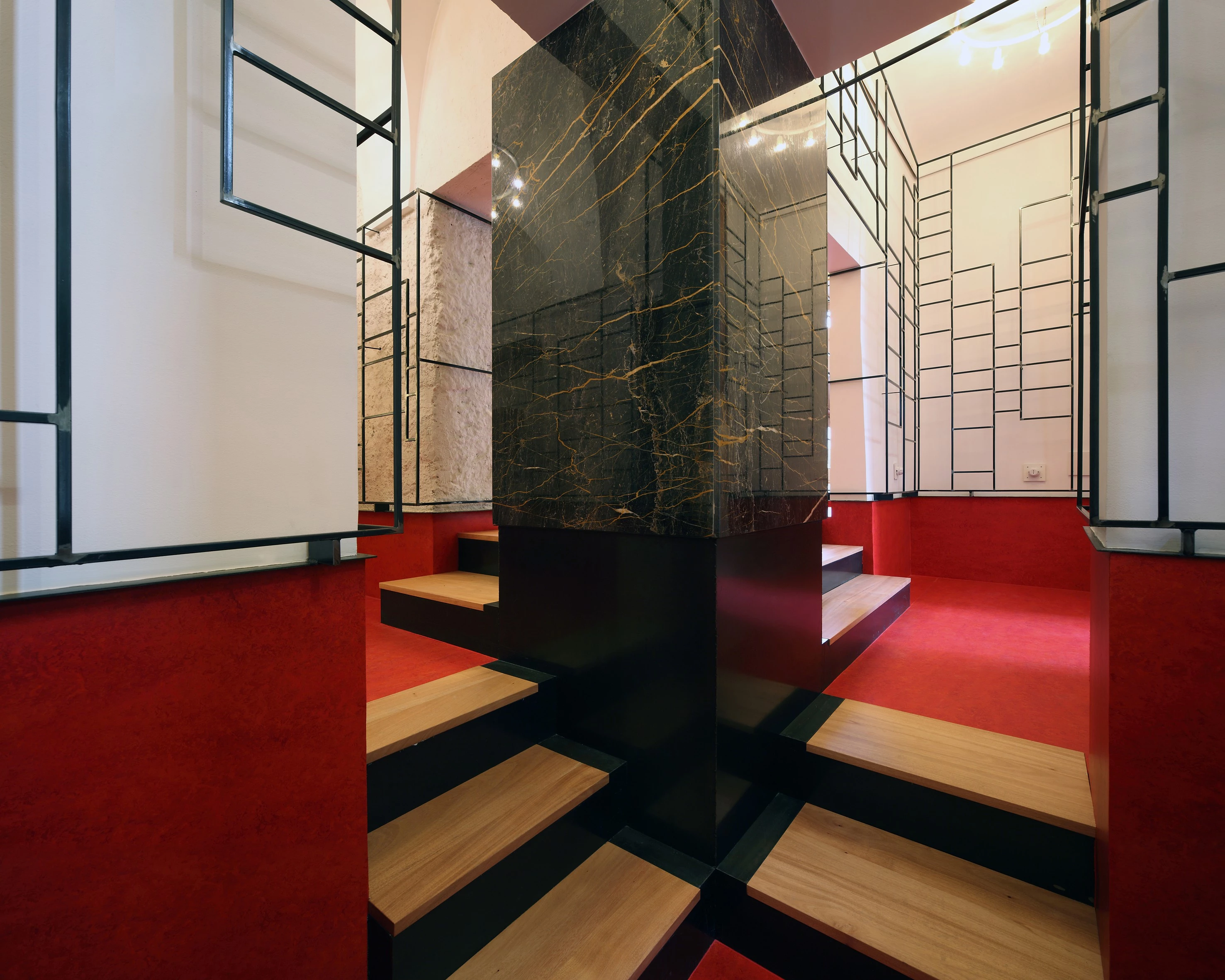 意大利 Caltagirone 百年建筑中的现代商铺设计-9