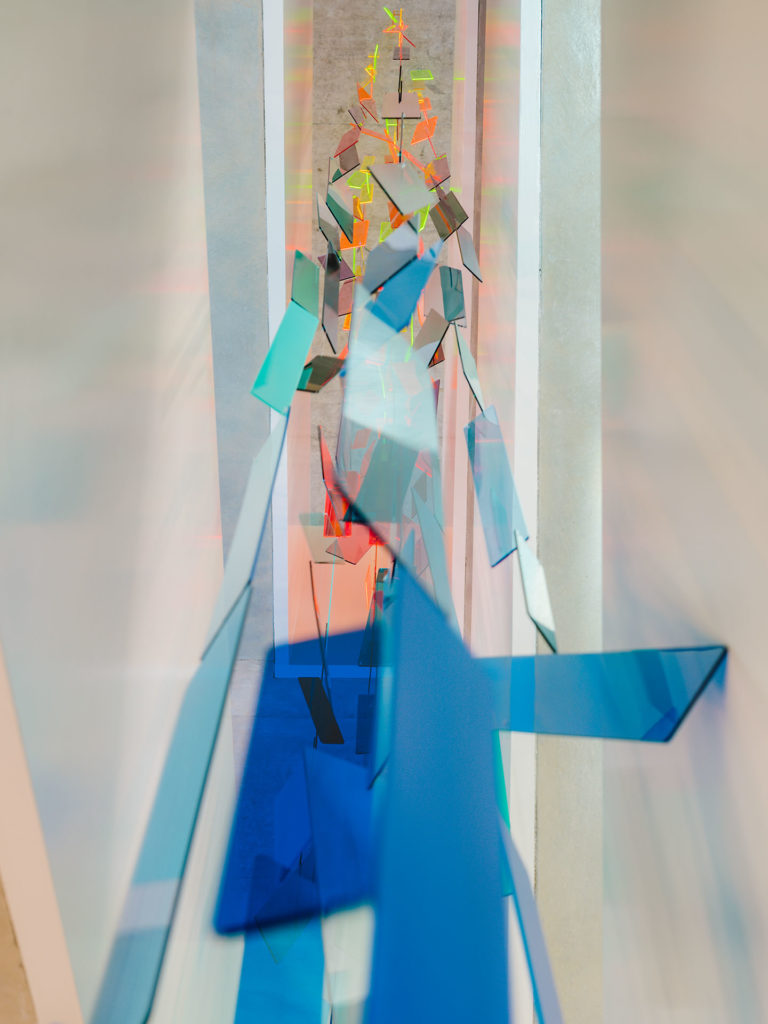 色彩螺旋楼梯,自然元素与建筑设计的完美融合-12