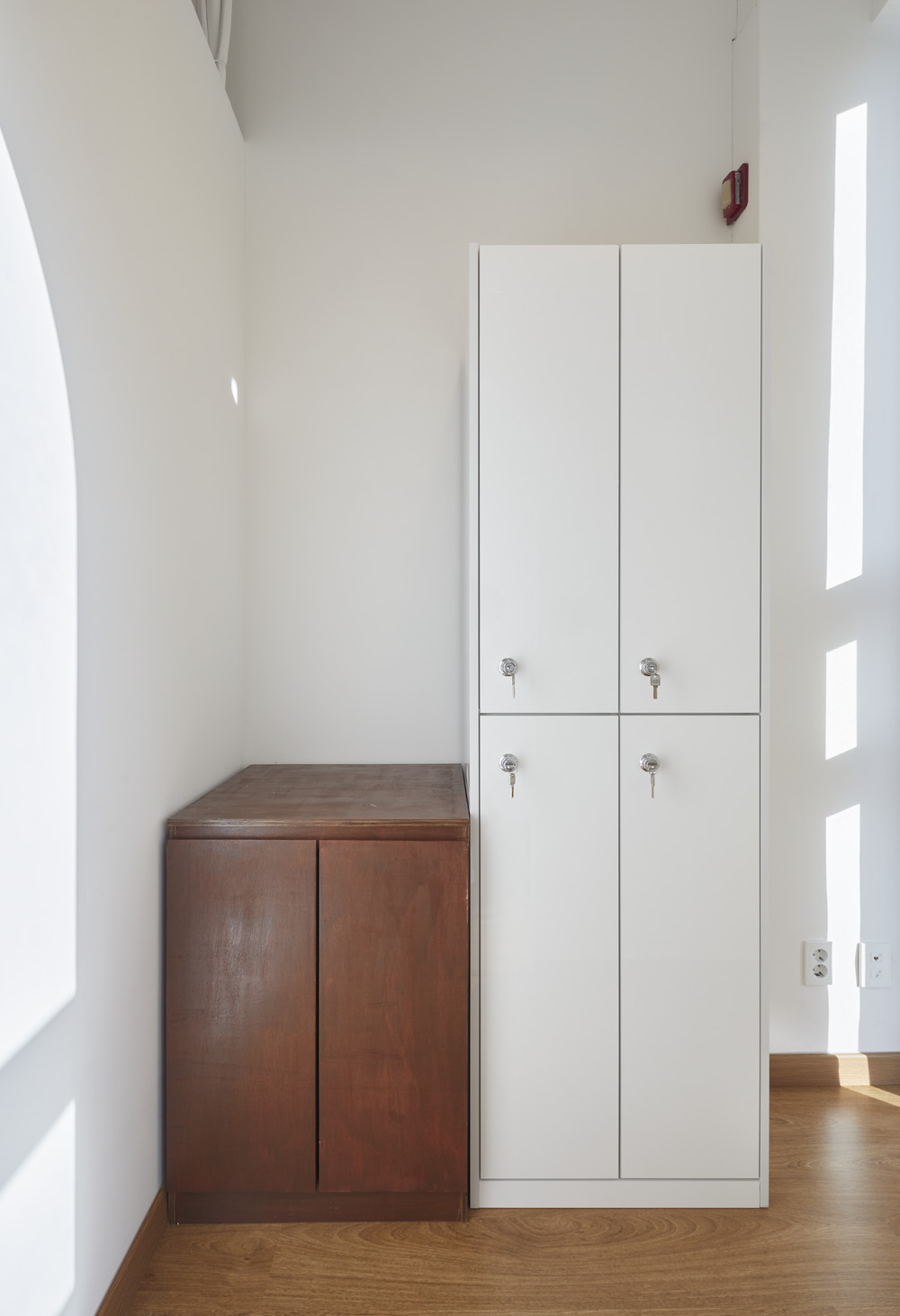 白色与木质的碰撞 | 50 平米瑜伽空间的极简设计-19