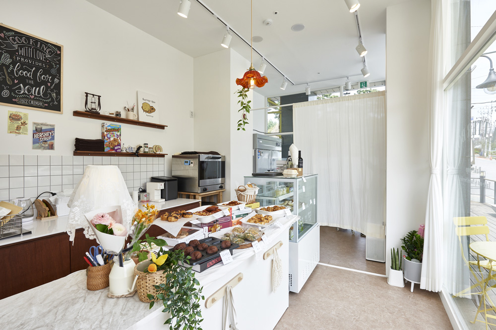 白色与木质，简约的 7 平小咖啡厅设计-5