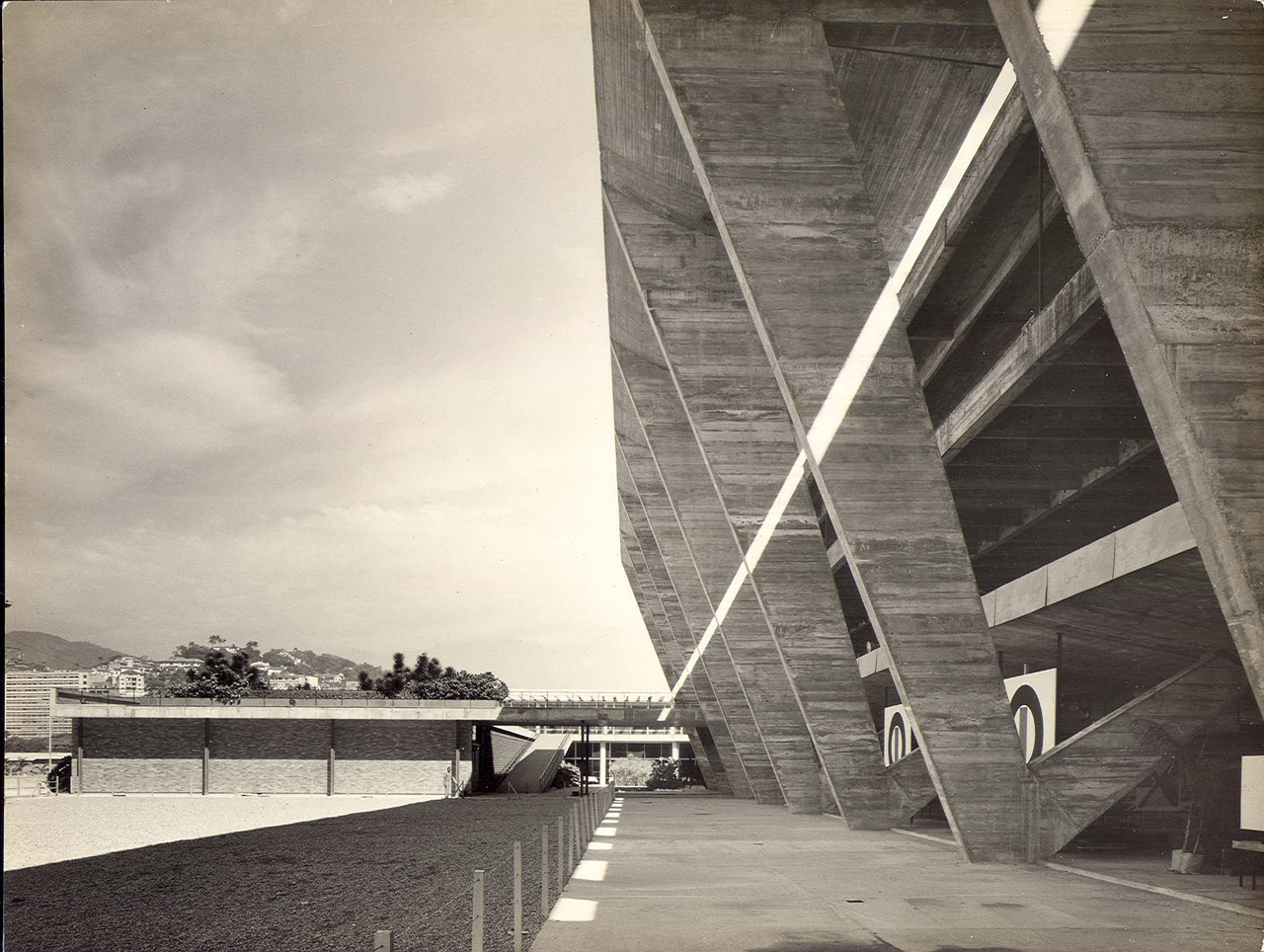 巴西里約熱內盧現代藝術博物館：建築大師 Affonso Eduardo Reidy 採V形柱列、懸吊樓板，打造現代主義建築經典 | FAM-60