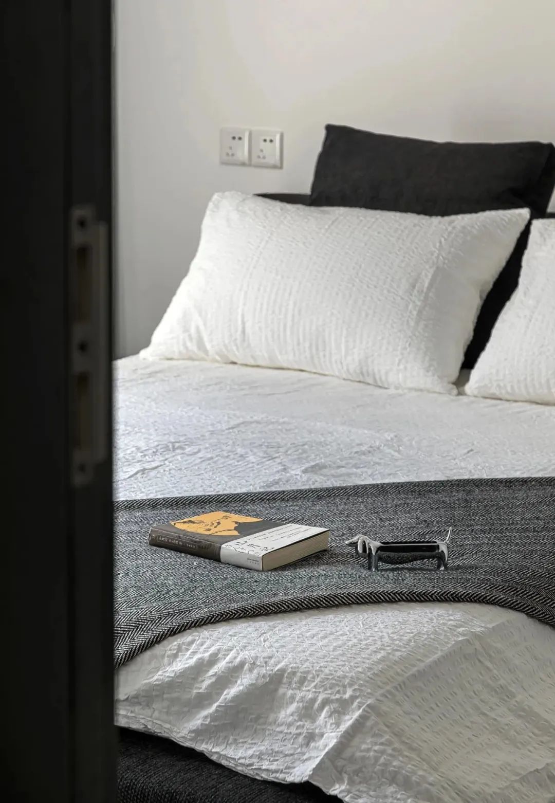 红与黑的碰撞 · 合肥万科时代之光住宅设计丨中国合肥丨黑白灰空间设计-50