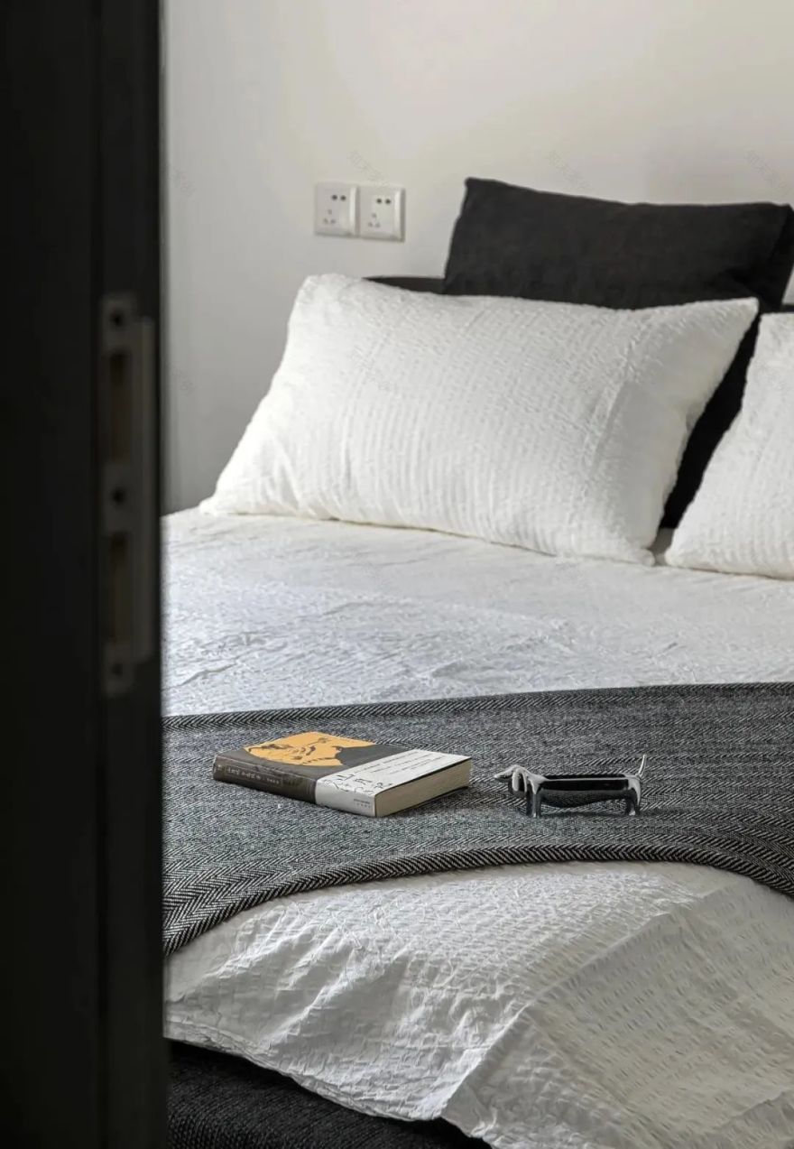 红与黑的碰撞 · 合肥万科时代之光住宅设计丨中国合肥丨黑白灰空间设计-50