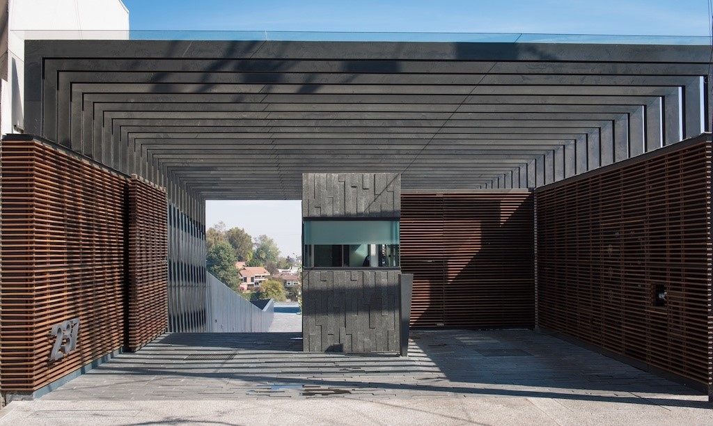 墨西哥城折叠空间豪宅，融入自然的线性设计-16