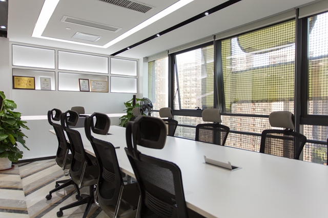 【凯悦装饰】以地板胶、地毯和不绣钢为主材料的办公室-9