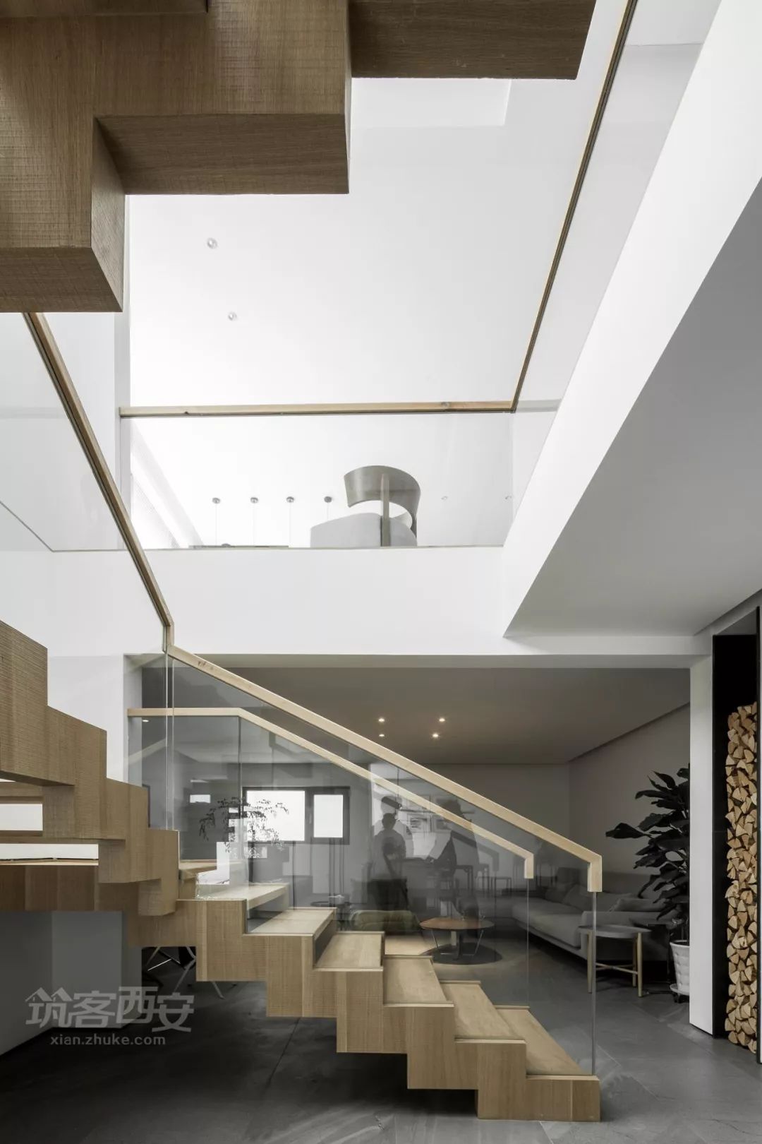 卧室变楼梯,颠覆性的复式空间设计-26