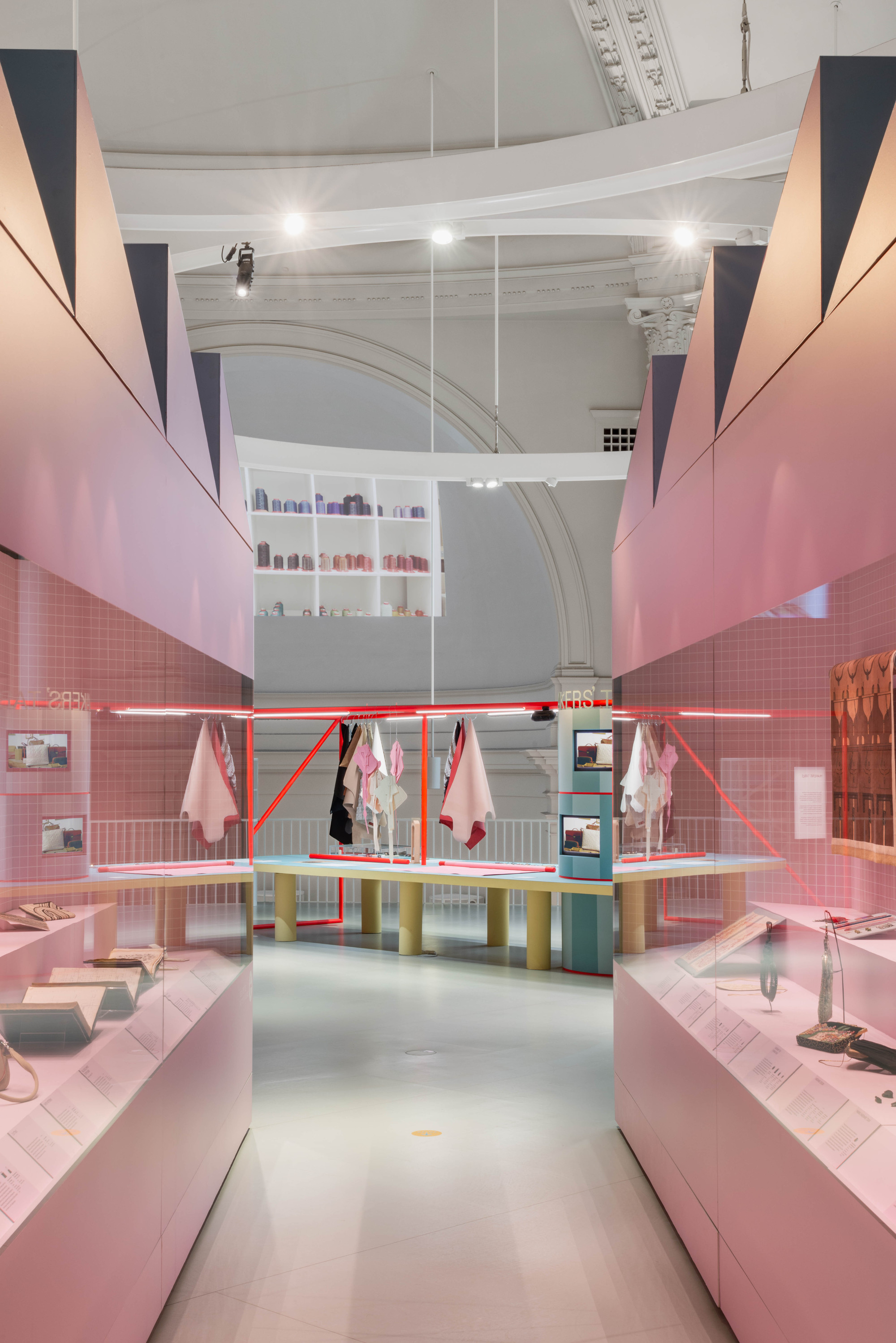 V&A 手袋：由内而外展览丨英国伦敦丨Studio MUTT-15