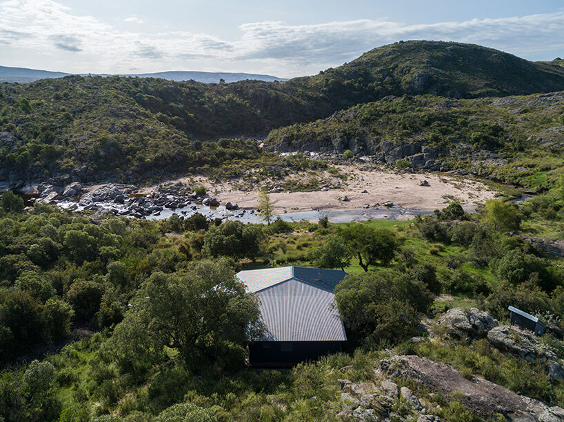 阿根廷山间灵活舒适的"Rancho Serrano"住宅设计-9