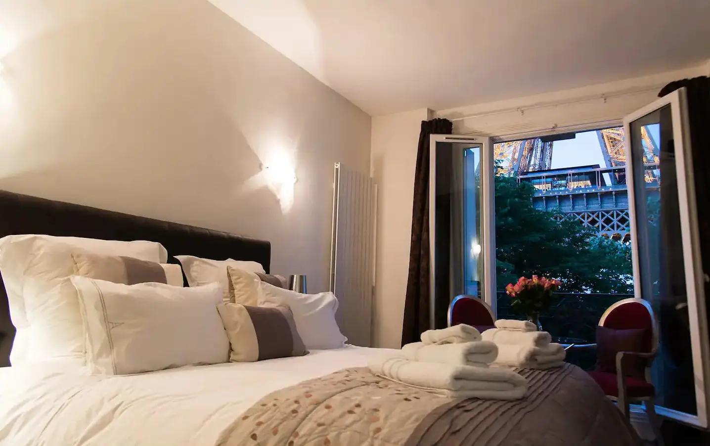 Un appartement classique à Paris avec une vue sur la Tour Eiffel-7